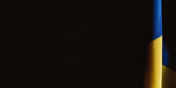 黑色背景的乌克兰国旗图片下载