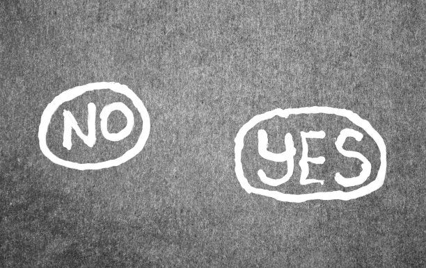 黑色背景上的白色文字是和不是。写Yes和No。选择，决策概念。图片下载