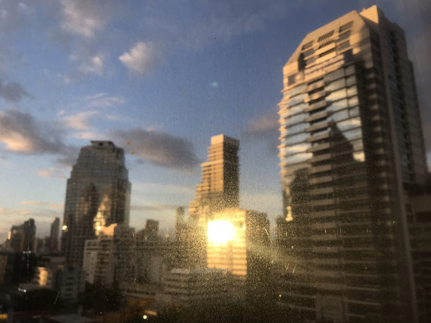 阳光反射在城市的镜面上图片下载