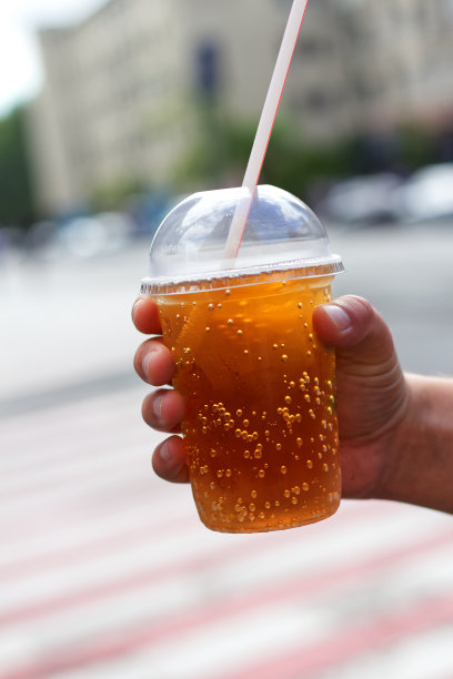 一杯加吸管的冷碳酸柠檬水图片下载