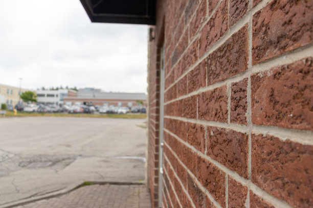 红砖墙-停车场背景-阴天图片下载