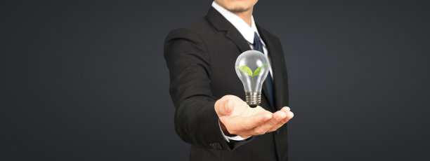 人类手里拿着灯泡创新技术图片下载