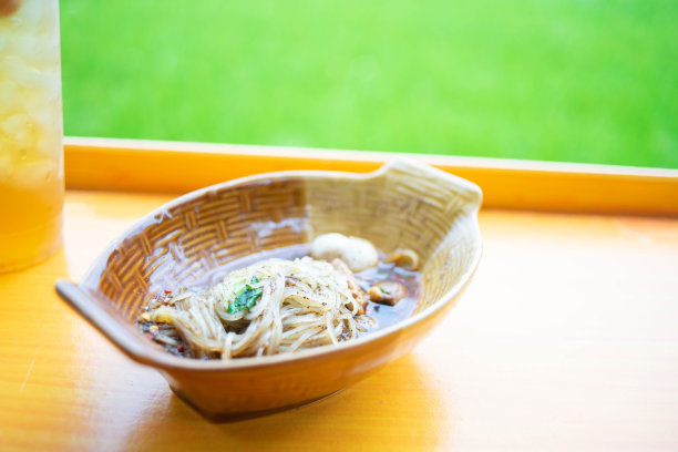 街头小吃，炒条，面条配很多小菜图片下载