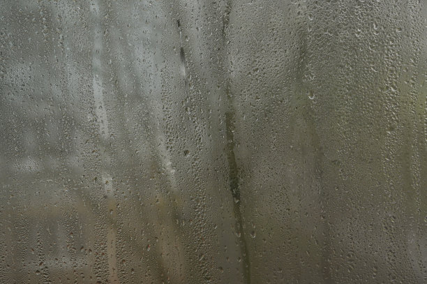 水滴在玻璃杯上。潮湿的窗口。图片下载