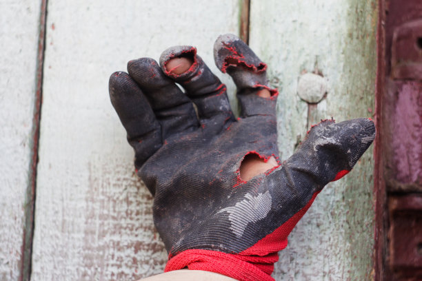 散焦时戴的手套又脏又漏。摊开双手在磨损图片下载