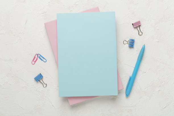 笔记本与文具在具体的背景，俯视图图片下载