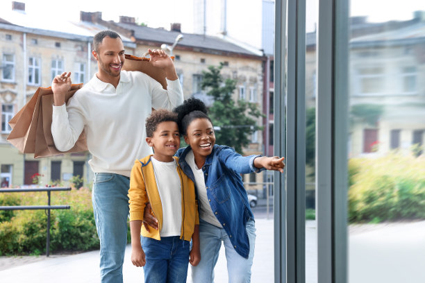 家庭购物。快乐的父母和儿子在商场外购物图片下载