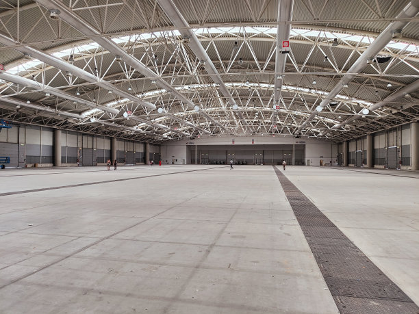 空旷干净的现代化展馆图片下载