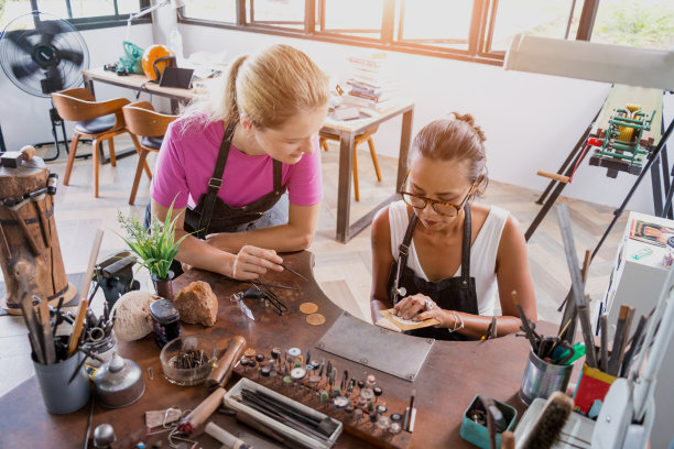 珠宝师老师和学生在车间制作珠宝图片下载