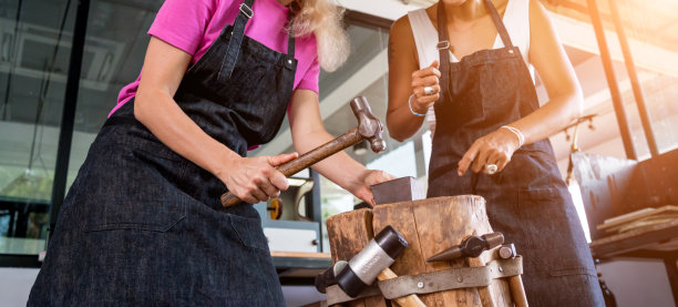 珠宝师老师和学生在车间制作珠宝图片下载