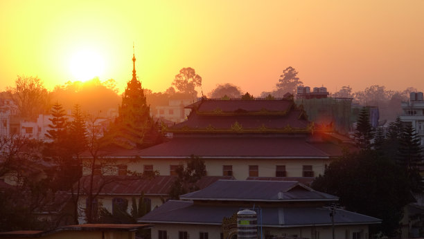 缅甸宾乌伦市中心的日落图片下载