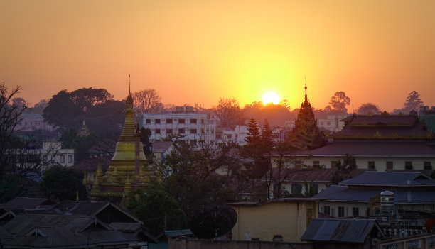缅甸宾乌伦市中心的日落图片下载
