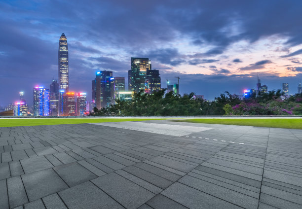 现代建筑前空砖地板的夜景图片下载