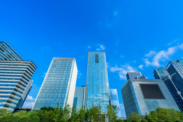 绿树成荫的现代化办公大楼图片下载