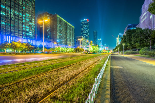 夜晚空荡荡的沥青城市道路图片下载