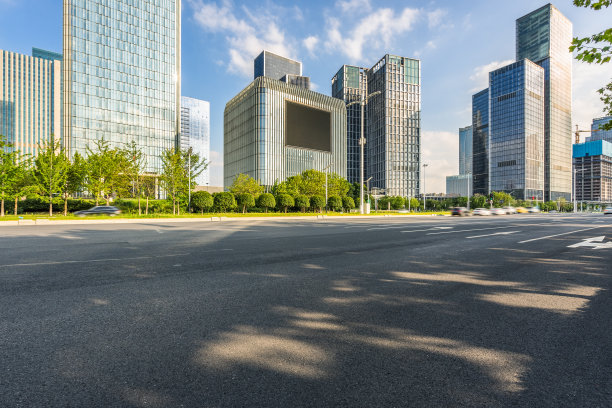 以城市景观为背景的城市交通道路图片下载