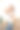 年轻的时尚影响者亚洲女人在家里的客厅里对着相机跳舞。创作者，视频博主，才艺舞蹈，享受爱好，内容录制，展示视频分享在社交媒体上。图片下载