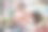 两名女花匠在一家五颜六色的花店合作。图片下载