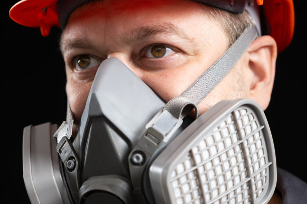一名男子戴着头盔、呼吸器和护目镜，背景为黑色图片下载