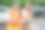 一名男性汽车保险代理人在事故现场向他的客户展示在哪里签署保险索赔表，汽车在后面图片下载