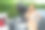 在事故现场，一名沮丧的亚洲女性倚靠在她的车上，沮丧地打电话给她已故的汽车保险代理人图片下载