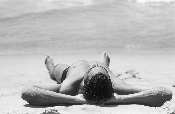 一个人在沙滩上放松图片下载