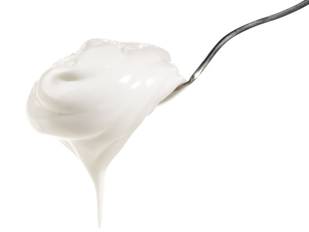 在勺子上打好的蛋清-白色背景-分离图片下载