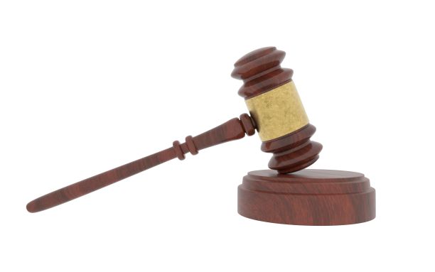 一个法官的小木槌的3D渲染孤立在一个白色的背景。图片下载