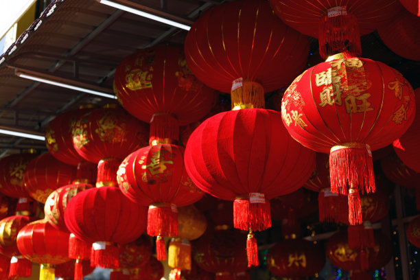 各种各样的中国红灯笼挂在唐人街的一个摊位上出售图片下载