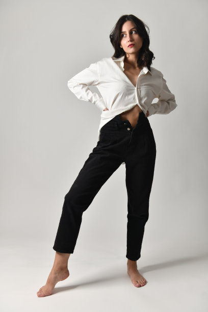 穿着宽松衣服的女模特看着空间和时间的一个点图片下载