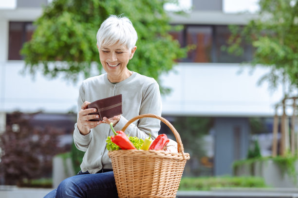 购物后，老妇人拿着钱包数钱图片下载