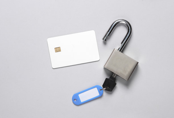 确保你的财务安全。灰色背景上带芯片和挂锁的白色空白银行卡图片下载