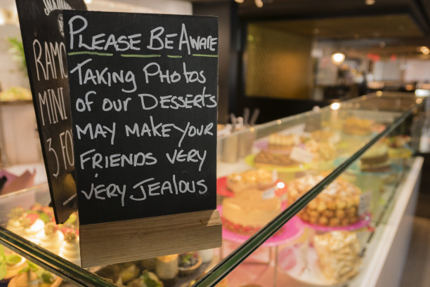 在餐馆张贴告示，警告顾客甜点的照片可能会让你的朋友嫉妒图片下载
