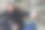 一个男人坐在沙发上看电视图片下载