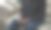 一个男人坐在沙发上看智能手机图片下载