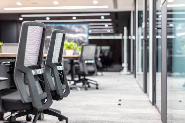 空荡荡的大会议室，座位整齐图片下载