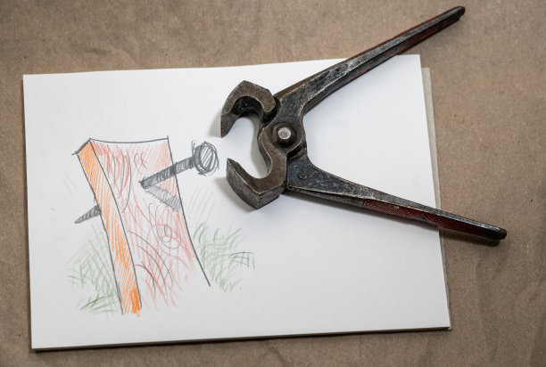 钳子从一块木头上拔出一颗钉子图片下载