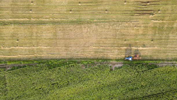 农用机器在地里捆干草图片下载