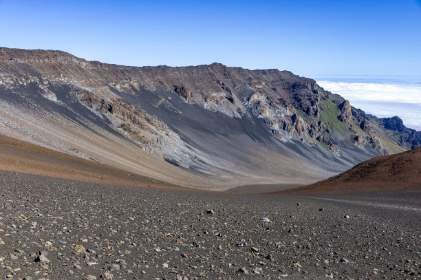 夏威夷毛伊岛哈雷阿卡拉国家公园，山上的火山砾石区，满是闪闪发光的石头。图片下载