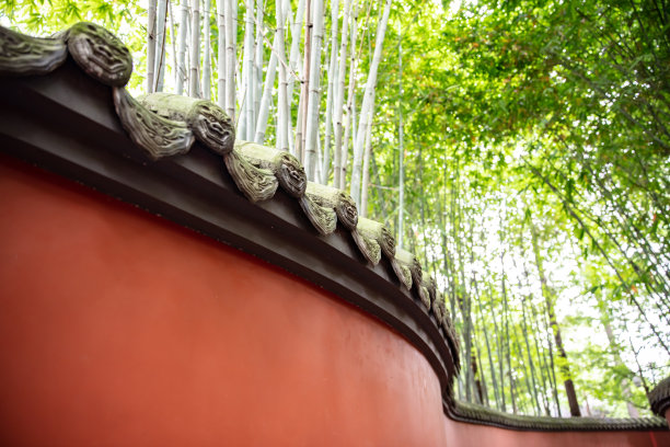 中国四川，竹林环绕的神秘红墙通道图片下载