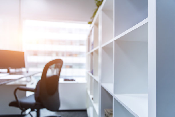 现代办公室内部的架子和扶手椅图片下载