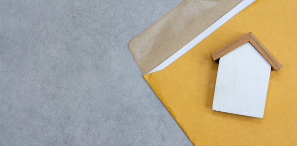 近距离俯瞰房屋模型与抵押贷款或租赁协议文件在桌子上的业务概念图片下载