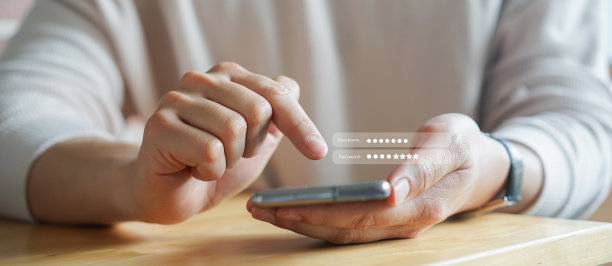 近距离的商人在办公室使用智能手机通过输入用户名和密码在网站上访问账户，为商业技术概念的安全系统图片下载