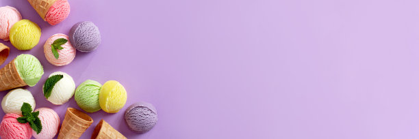 柔和的彩色冰淇淋勺和甜筒边界在柔和的紫罗兰色背景图片下载