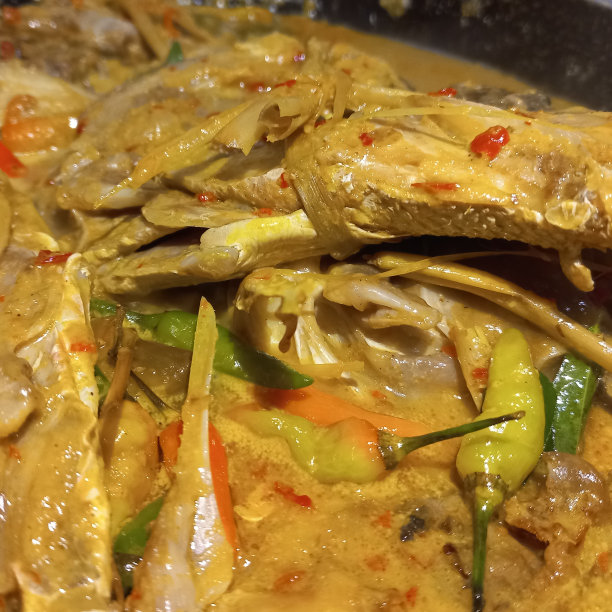 鲜头红鲷鱼咖喱来自印度尼西亚|古莱品当红鲷鱼头与巴东风味风格库存照片图片下载