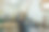 一位女木工正准备雕刻一块木板。图片下载