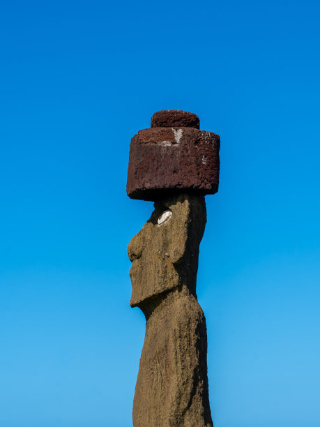 智利复活节岛(拉帕努伊岛)阿胡高特里库石像的侧视图，带有头饰和眼睛。图片下载