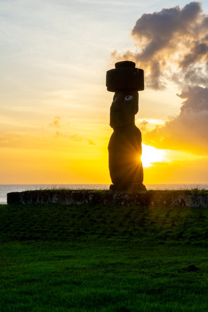 在智利复活节岛(拉帕努伊)的塔海建筑群中，日落在阿胡高里库石像后面。图片下载