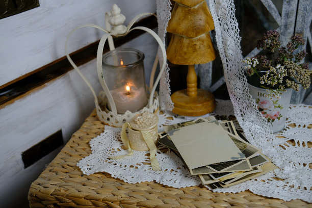 燃烧的蜡烛，蕾丝，破旧别致的旧抽屉柜，一叠50-60年代的复古照片，照片的背面，鲜花，家谱的概念，家谱，与祖先的联系，青春的回忆图片下载