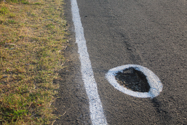 路面有深坑，用白色喷漆标出。图片下载